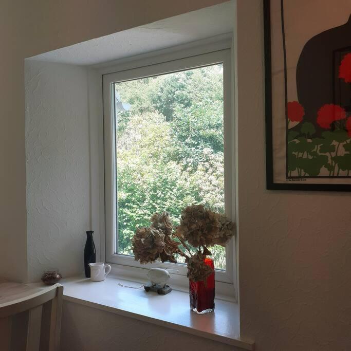 Peaceful And Stunning Waterside Location Apartment *